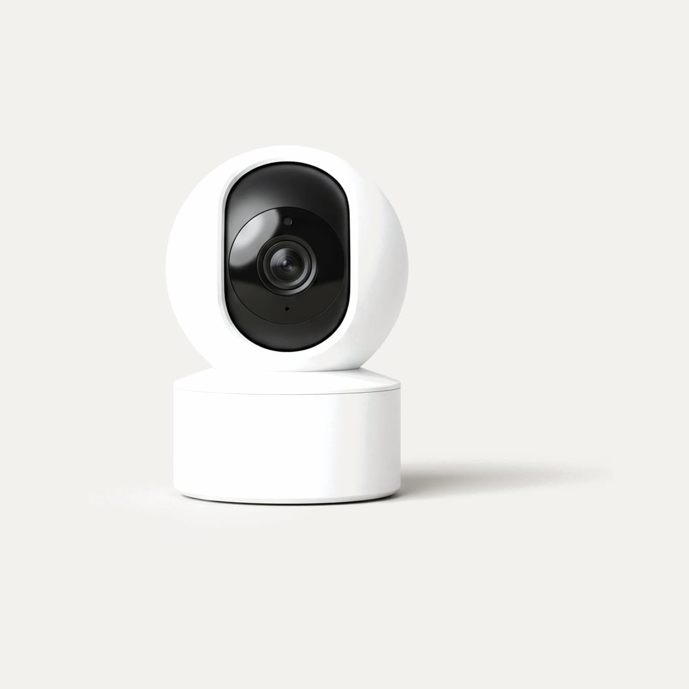 Caméra connectée pour surveiller son chat, vu de trois quarts sur fond clair